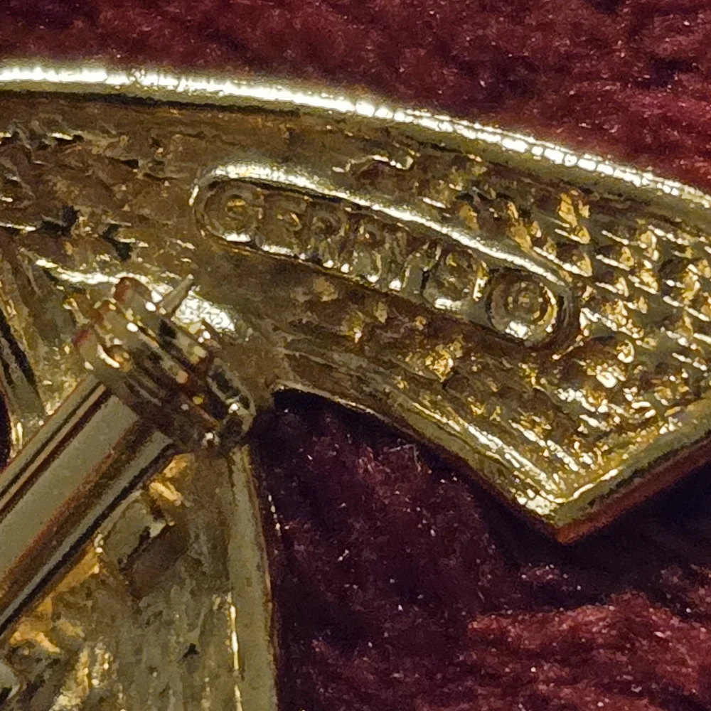 Vintague  Gerrys Gold Textured Ribbon Brooch